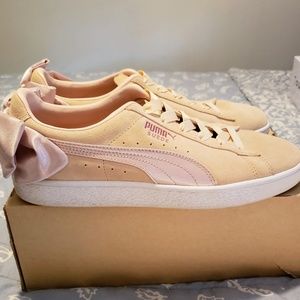 Puma Womens suede bow varsity sneaker